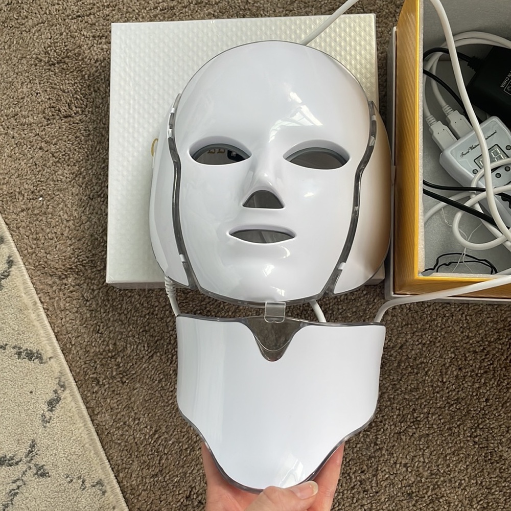 7 Color LED Face Mask- Light Therapy - Picture 9 of 14
